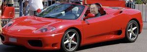 Victor en su ferrari