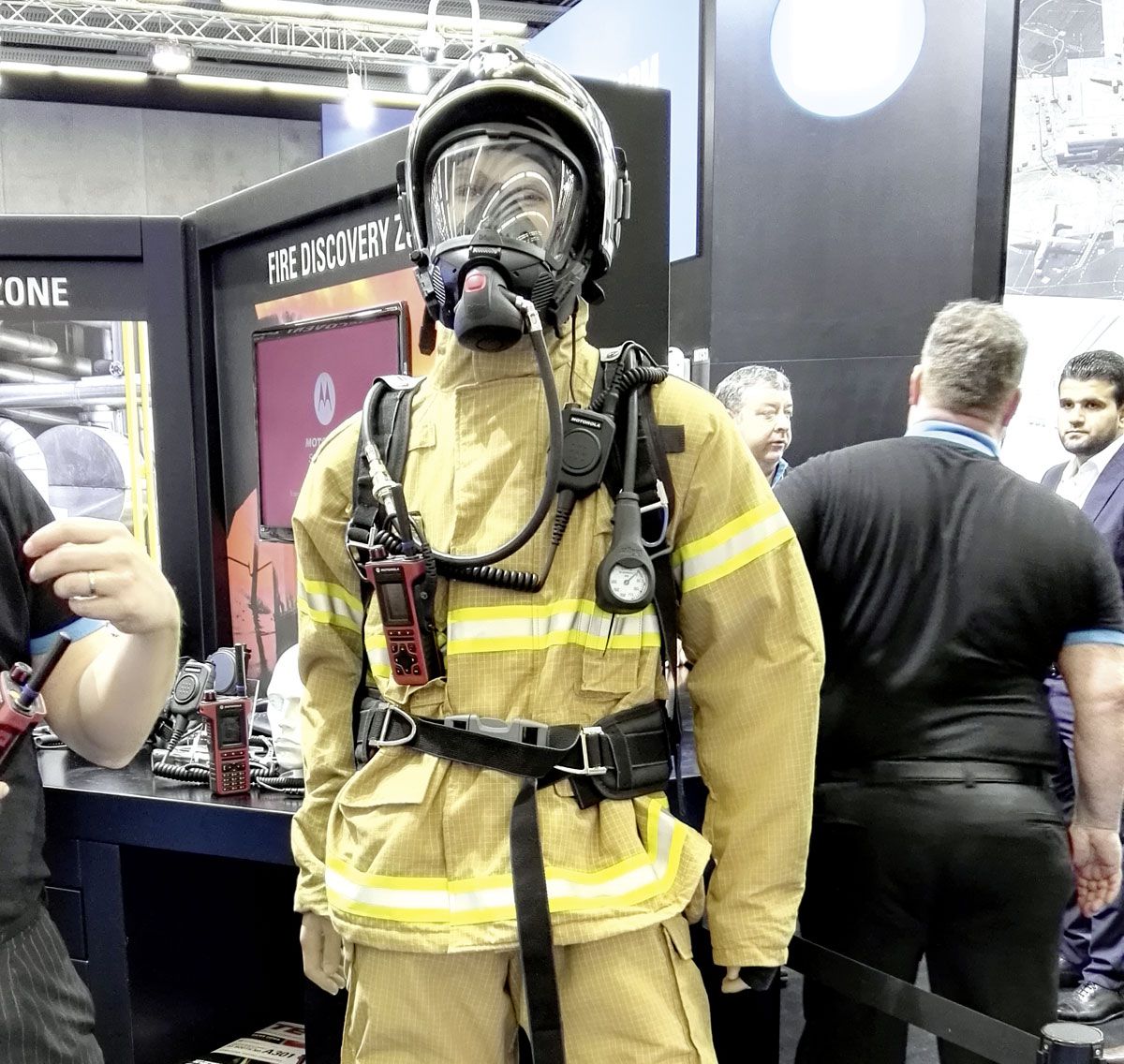 Los bomberos, llevan ropa sensorizada que ya no sólo indica la posibilidad de un hombre caído sino les permite detectar la temperatura que hay al otro lado de una puerta que deben abrir