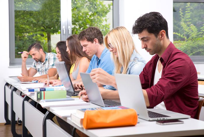 Muchos profesores sienten la desconexión que tienen con sus alumnos. Esta desorientación profesional se puede atacar con diversas estrategias como la gamificación. La gamificación y los procesos basados en el juego permiten trabajar no tanto las competencias curriculares sino también habilidades personales como trabajo en equipo, hablar en público o liderazgo.