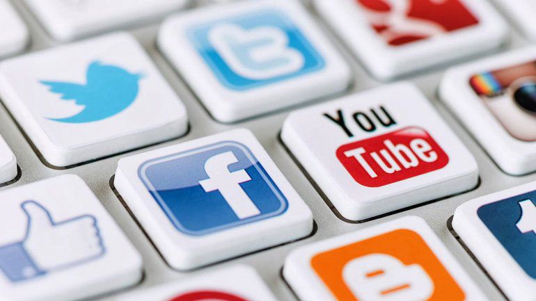 A pesar de utilizar técnicas conocidas desde hace años, todavía a día de hoy hay usuarios que pican en los engaños difundidos a través de las redes sociales. Las estafas en Facebook, Whatsapp o Instagram han afectado a miles de usuarios que creían estar descargando bonos descuento de sus tiendas favoritas. En realidad estaban abriendo sus puertas a los ciberdelincuentes. Empresas como Starbucks, Mercadona, McDonald’s, Zara o Ikea vieron afectada su imagen por las estafas desarrolladas por estos estafadores digitales.