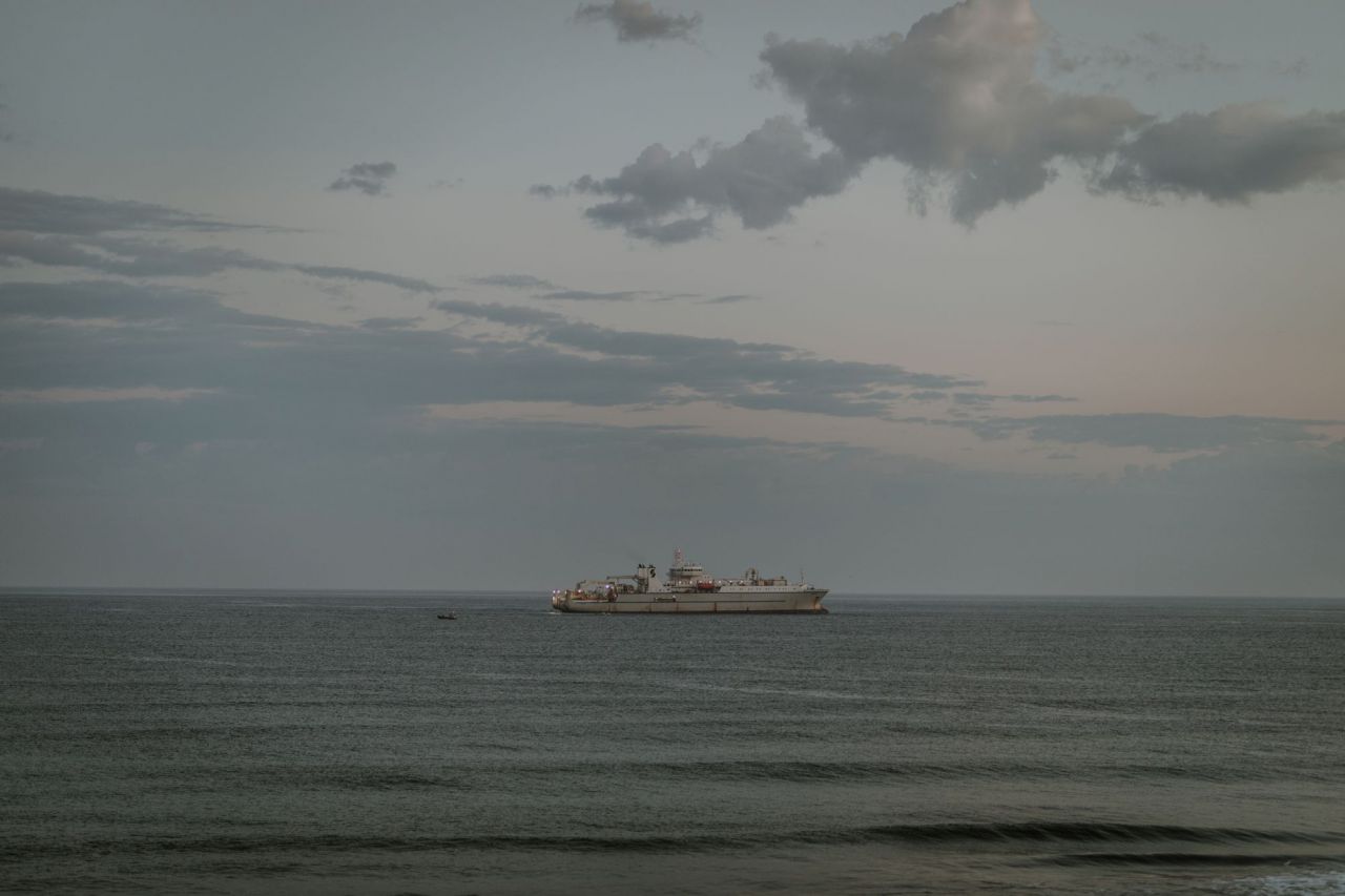 El barco encargado del despliegue del cable, posicionado desde primera hora del di?a a aproximadamente un kilo?metro de la orilla, listo para iniciar las operaciones.