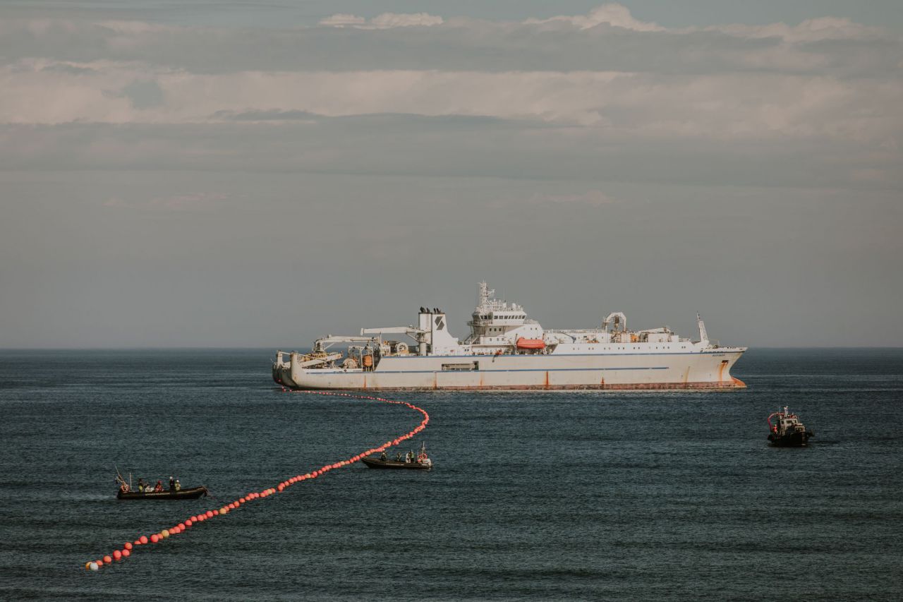 Las boyas mantienen a flote el cable para facilitar el arrastre