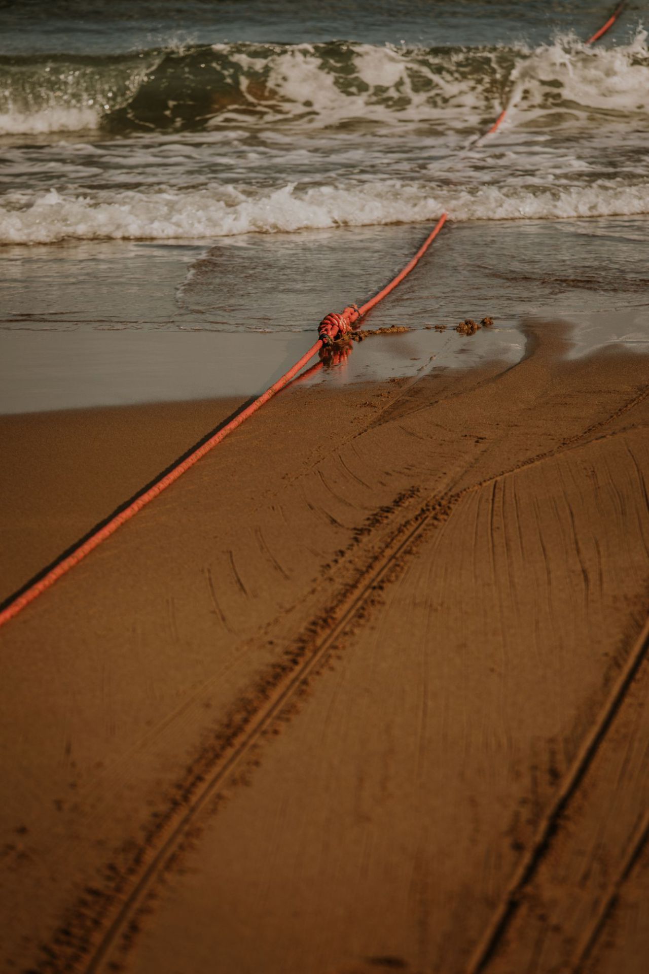 Cuerda que va atada al extremo del cable y de la cual tirara?n los operarios para traerlo hasta la playa.