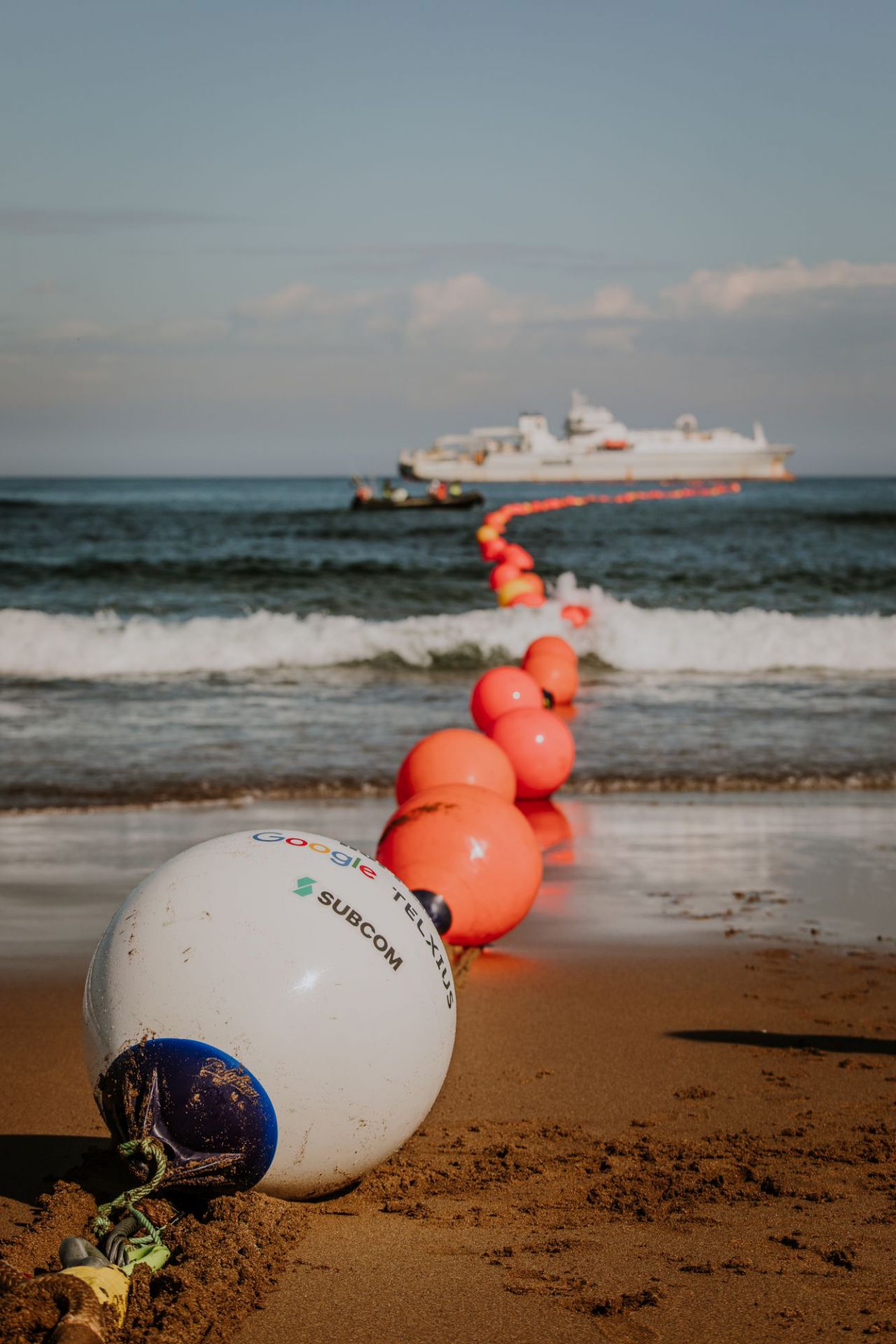 La llegada de la boya blanca (lead buoy) indica que el cable ya esta? en la playa.