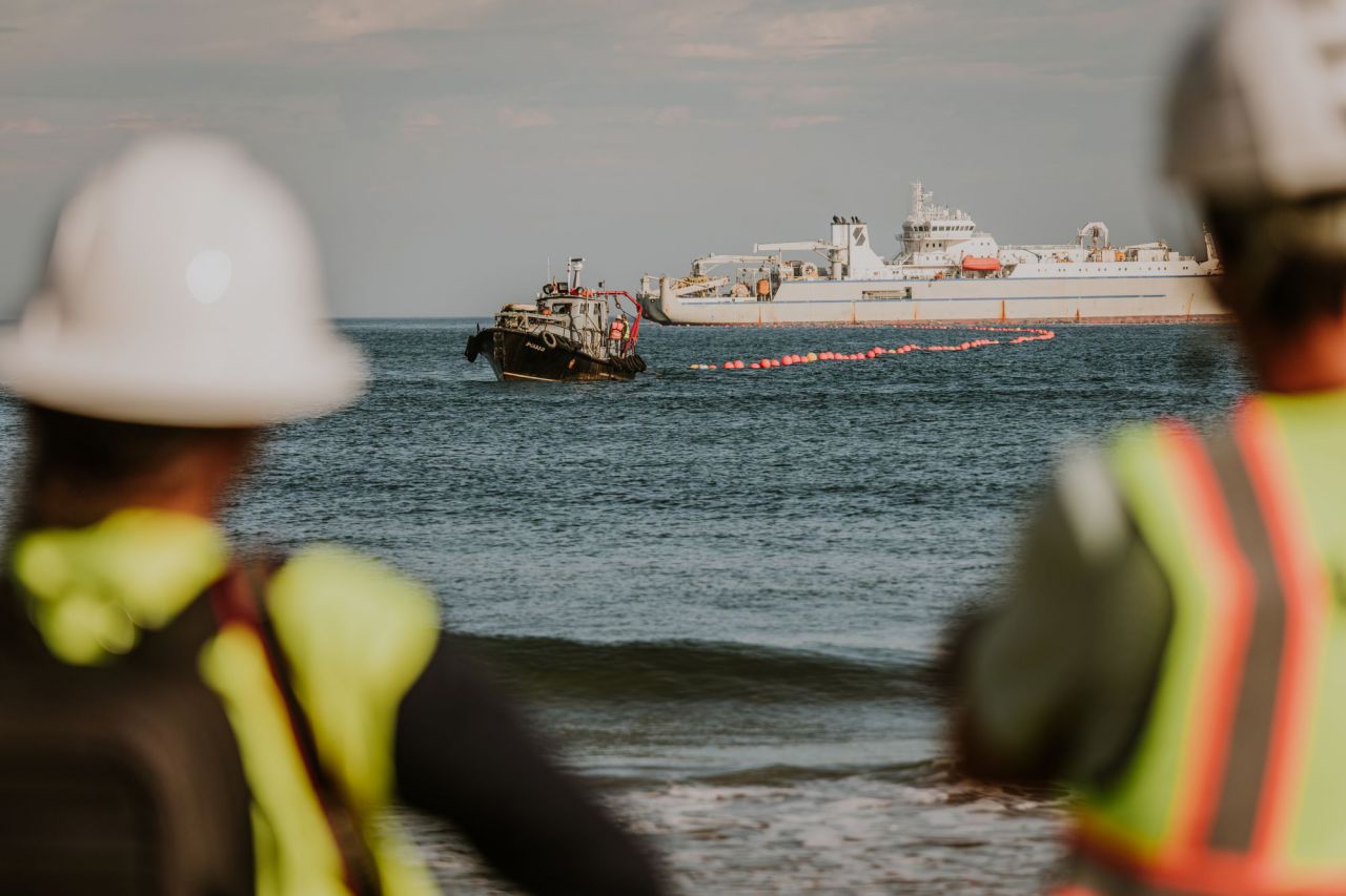 Operarios observan el desarrollo de las operaciones