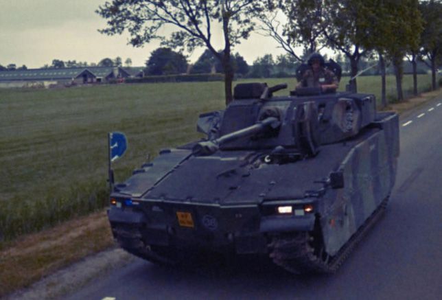 Un tanque por una carretera secundaria