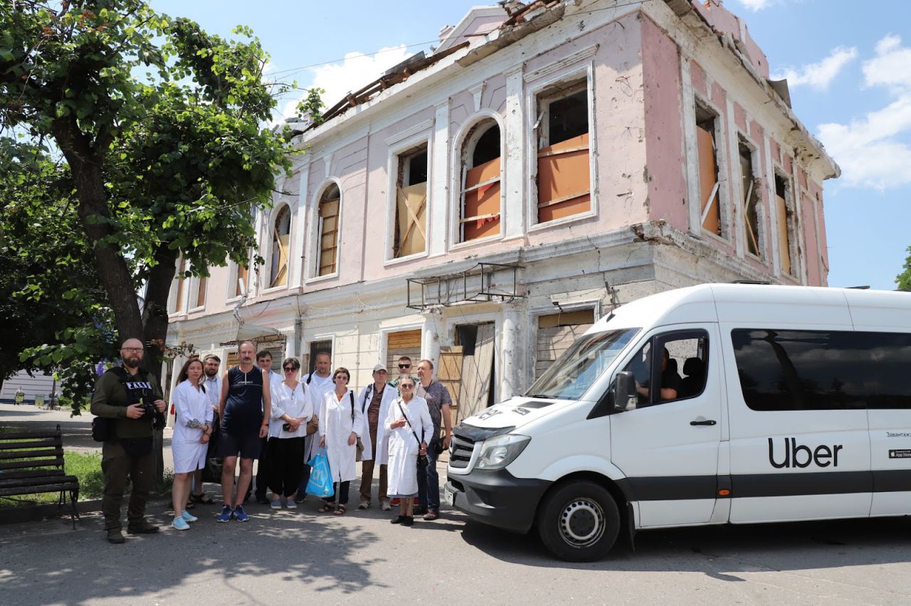 El equipo de Uber Restore llega al museo local de Okhtyrka tras haber sufrido daños directos en los intensos combates en la zona fronteriza entre Sumy y Kharkiv