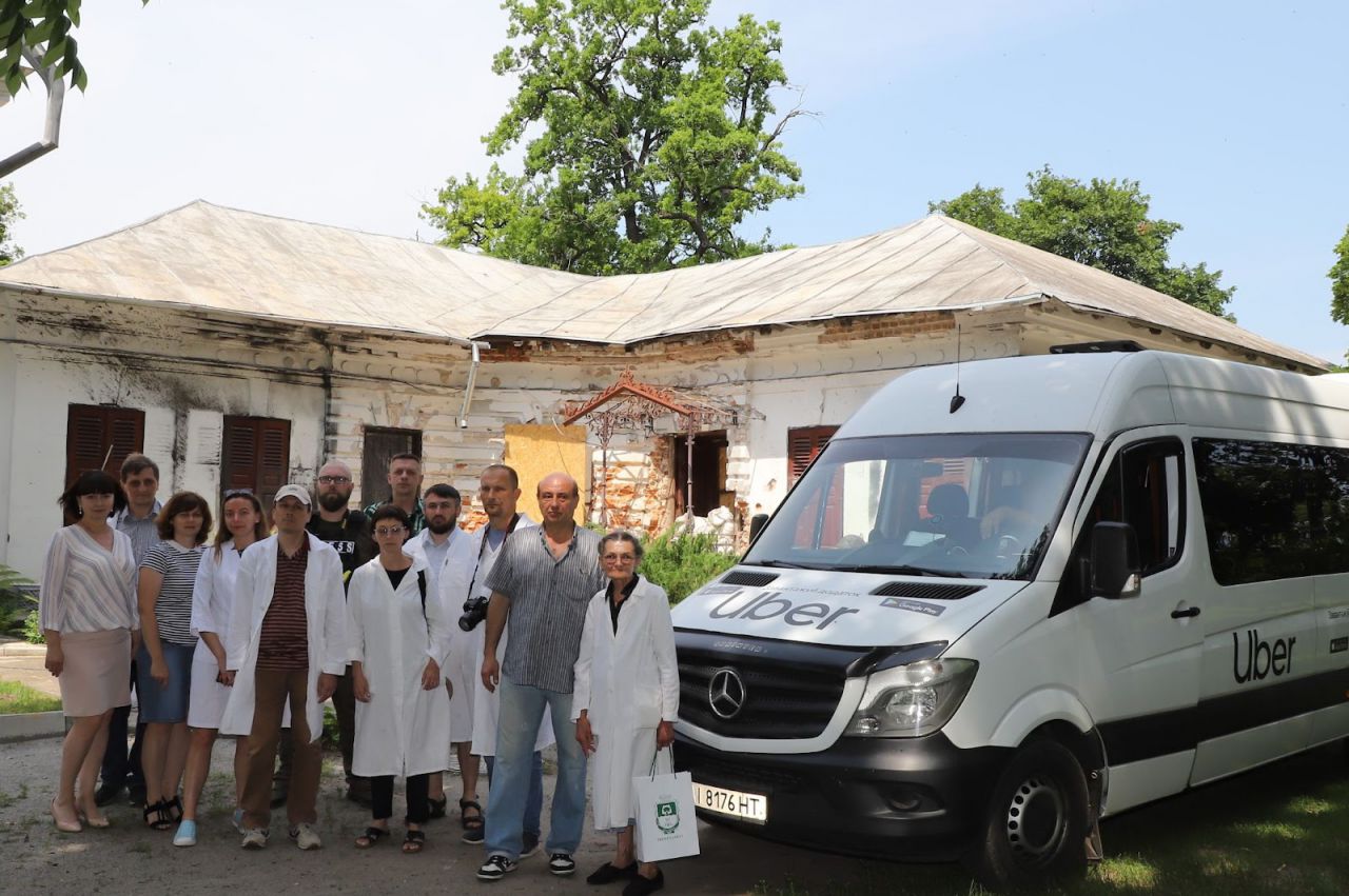 El equipo de Uber Restore llega al museo local de Trostyanets tras haber sufrido daños directos en los intensos combates en la zona fronteriza entre Sumy y Kharkiv