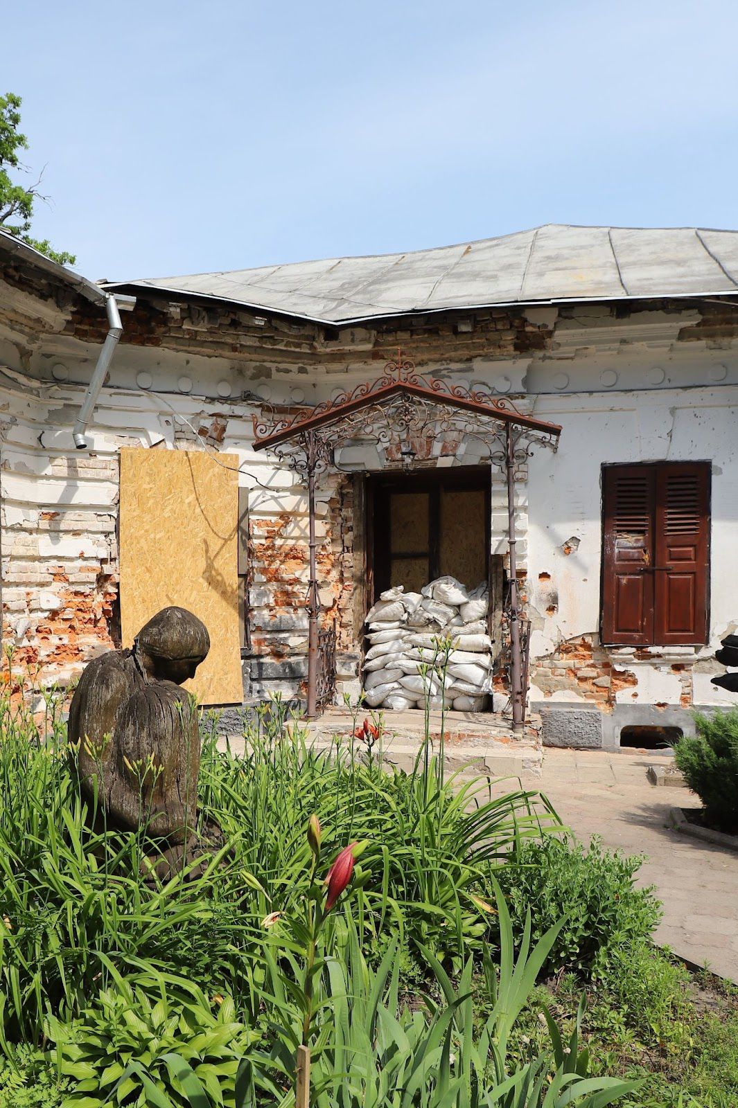 Visita de Uber Restore al museo local de Trostyanets, entre Sumy y Kharkiv, cerca de la frontera rusa, tras haber sufrido daños directos en los combates