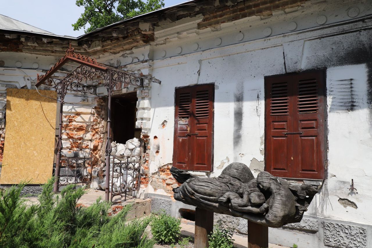 Visita de Uber Restore al museo local de Trostyanets, entre Sumy y Kharkiv, cerca de la frontera rusa, tras haber sufrido daños directos en los combates