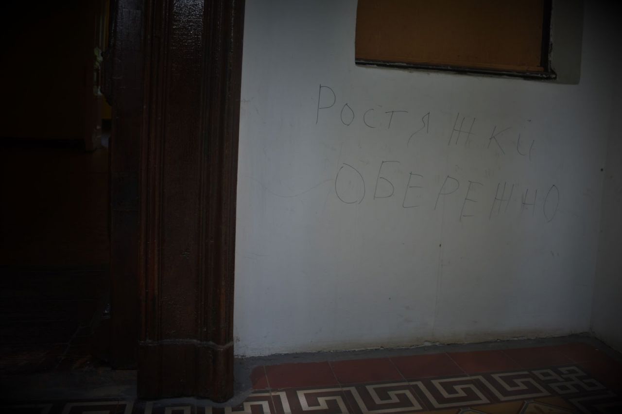 El mensaje escrito en una pared dentro de un museo visitado por Uber Restore en una zona cercana a Kharkiv anteriormente ocupada por las fuerzas rusas dice, en ucraniano, "Ten cuidado - Minas"