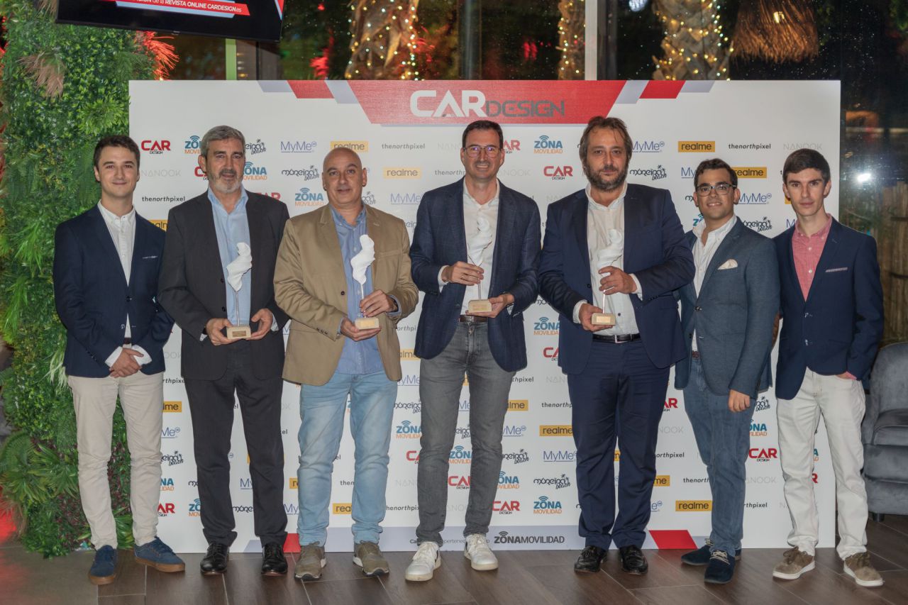 Los galardonados en los I Premios CarDesign.es junto a los dos codirectores y el redactor jefe