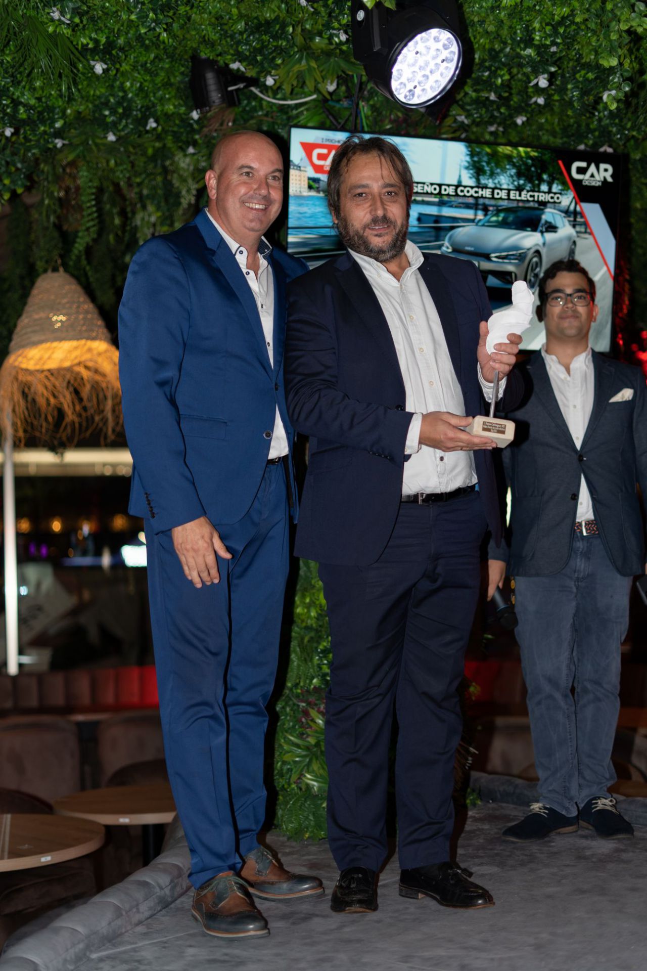 Ramón Durán, director de Moreira Beach Oasiz y Alfredo Guerra, senior marketing manager de Kia España durante la entrega de premios
