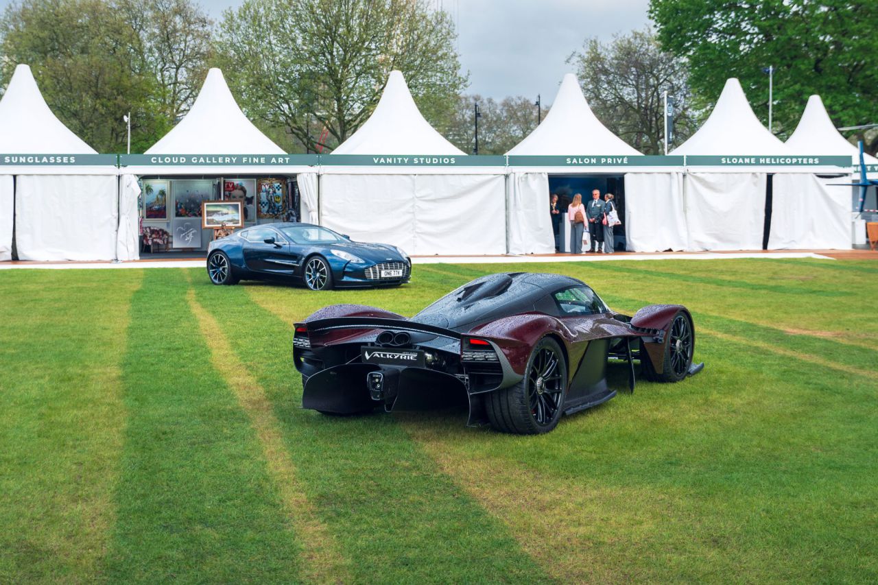 Reunión histórica de 13 Aston Martin Valkyrie en Salon Privé London