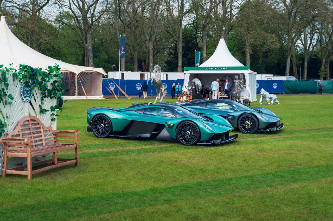 Reunión histórica de 13 Aston Martin Valkyrie en Salon Privé London
