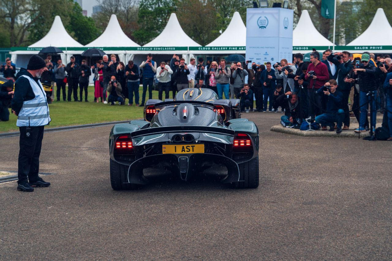 Reunión histórica de 13 Aston Martin Valkyrie en Salon Privé London