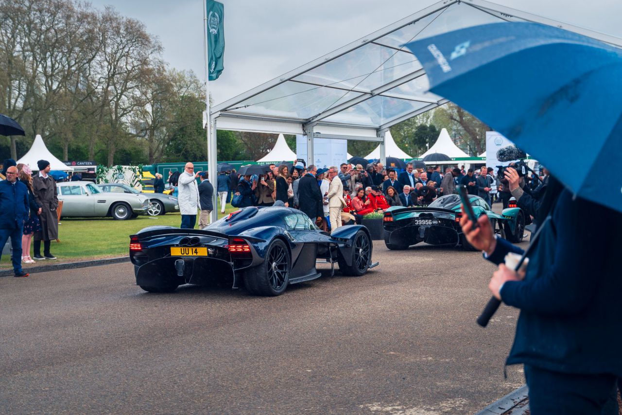 Reunión histórica de 13 Aston Martin Valkyrie en Salon Privé London