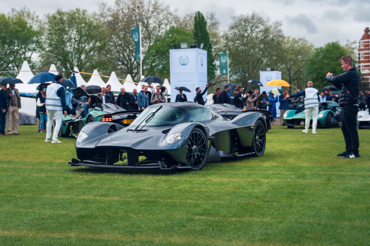 Reunión histórica de 13 Aston Martin Valkyrie en Salon Privé London