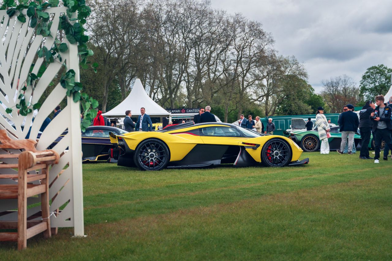 Reunión histórica de 13 Aston Martin Valkyrie en Salon Privé London