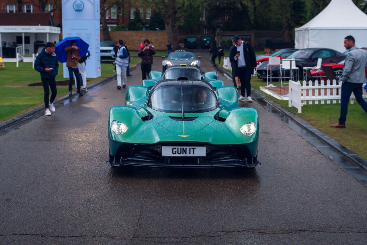 Reunión histórica de 13 Aston Martin Valkyrie en Salon Privé London