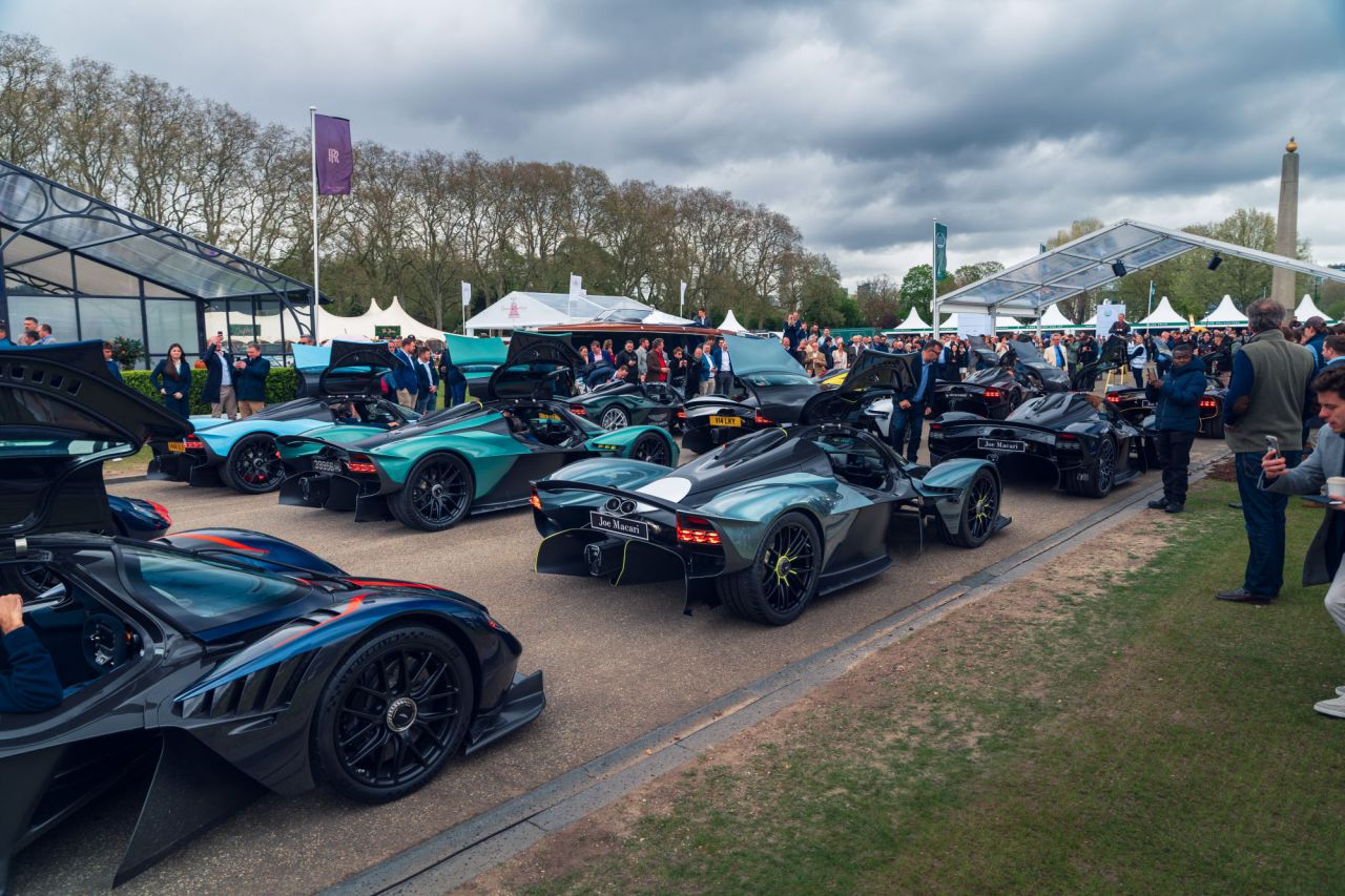 Reunión histórica de 13 Aston Martin Valkyrie en Salon Privé London