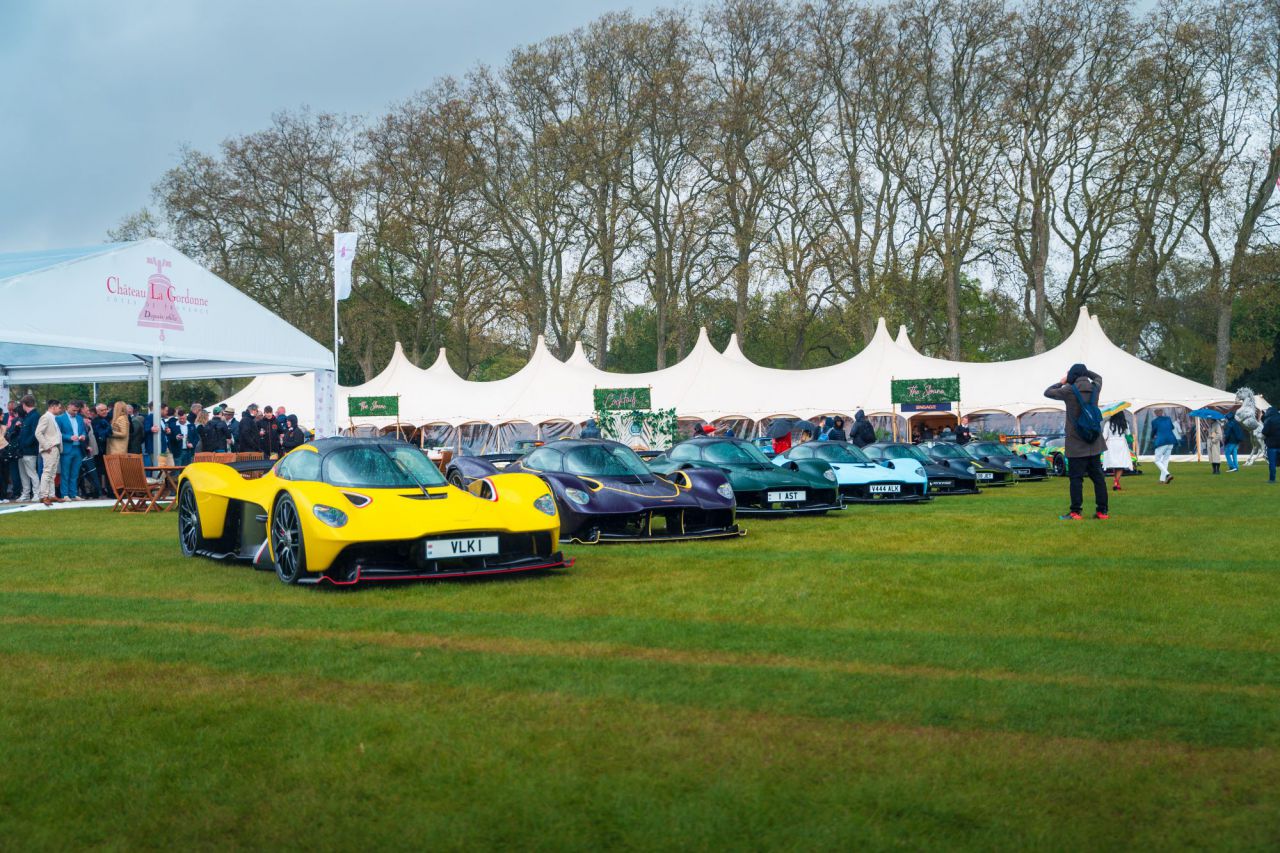 Reunión histórica de 13 Aston Martin Valkyrie en Salon Privé London