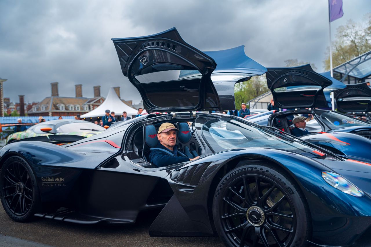 Reunión histórica de 13 Aston Martin Valkyrie en Salon Privé London