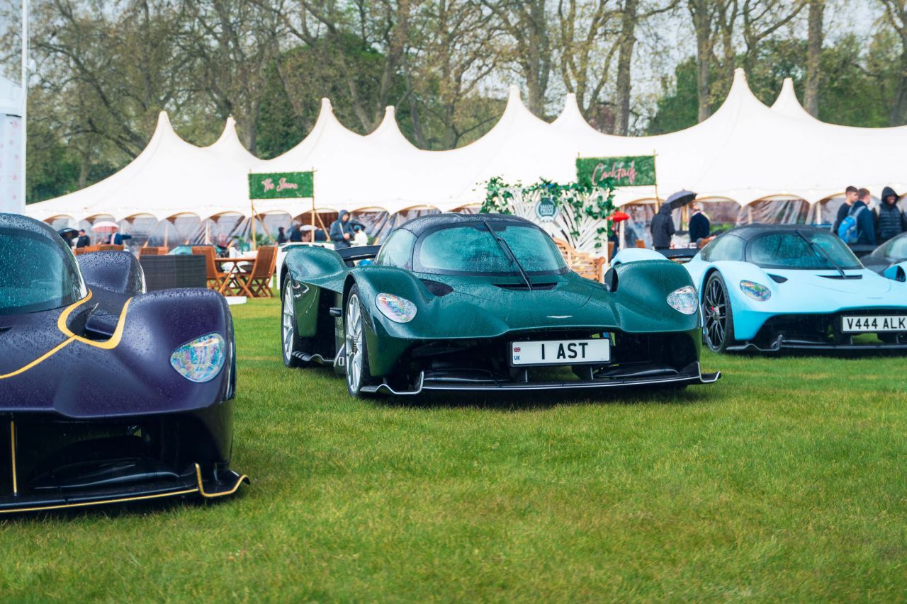 Reunión histórica de 13 Aston Martin Valkyrie en Salon Privé London