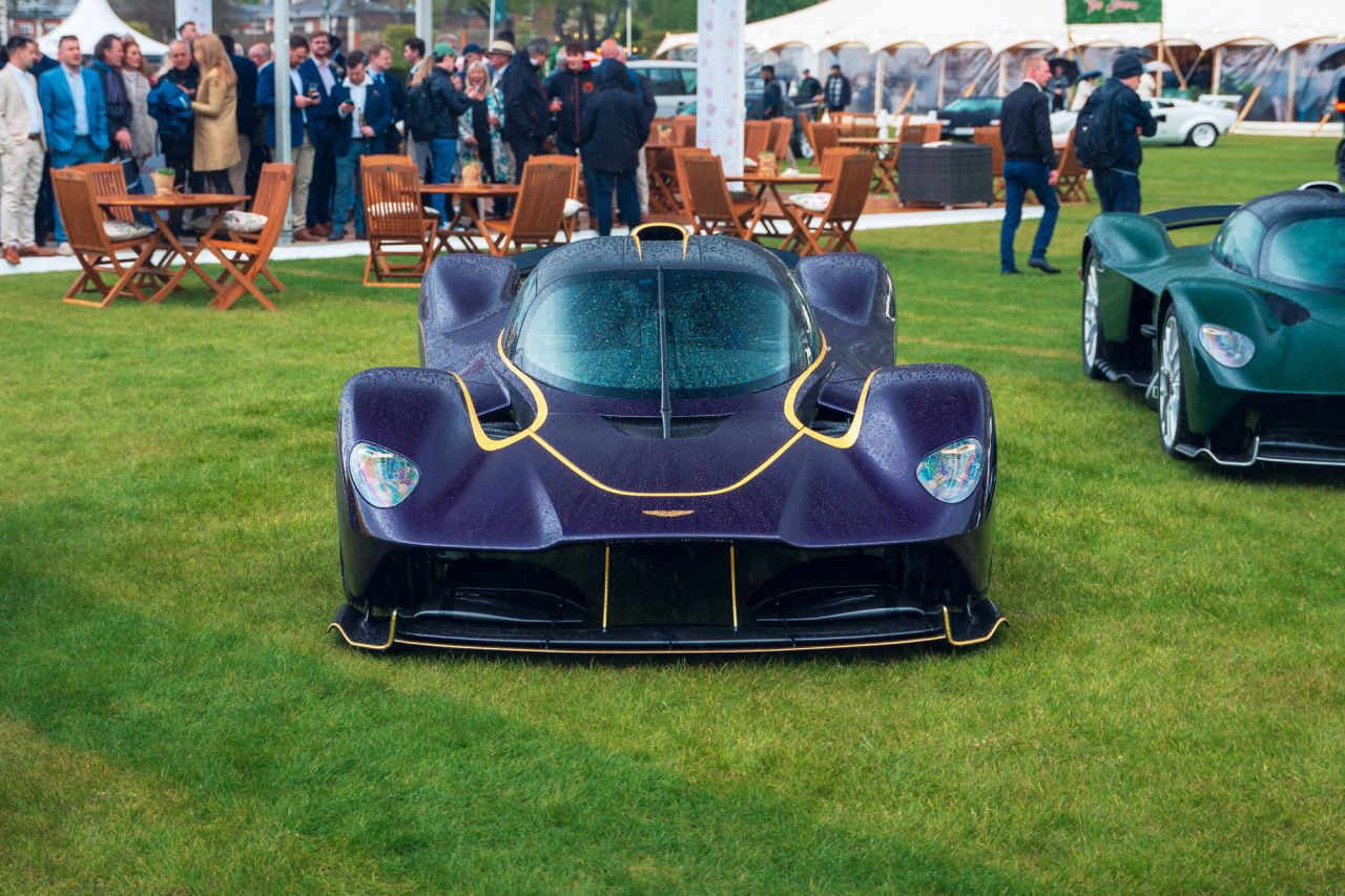 Reunión histórica de 13 Aston Martin Valkyrie en Salon Privé London