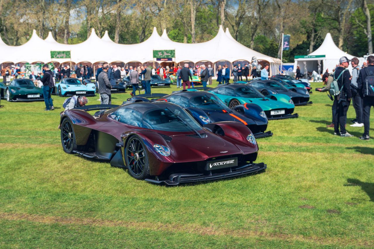 Reunión histórica de 13 Aston Martin Valkyrie en Salon Privé London