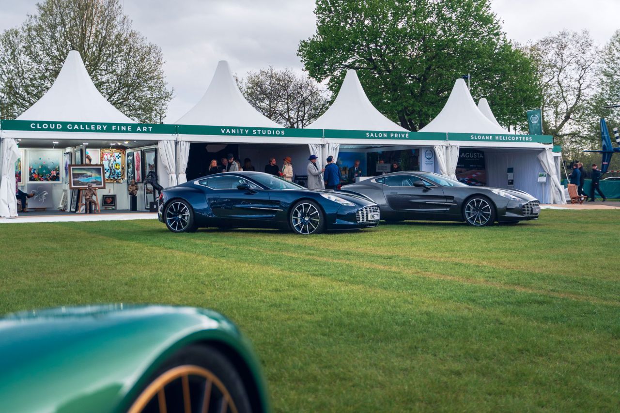 Reunión histórica de 13 Aston Martin Valkyrie en Salon Privé London