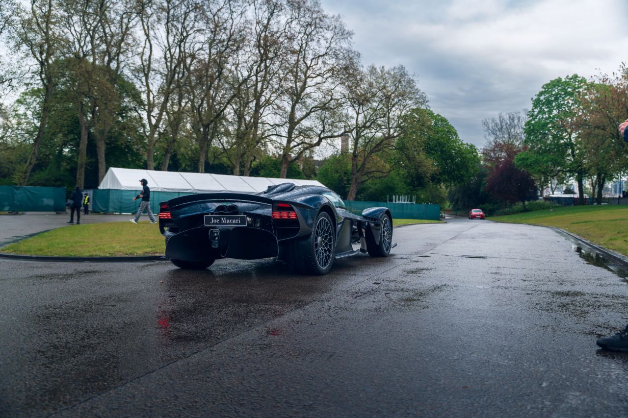 Reunión histórica de 13 Aston Martin Valkyrie en Salon Privé London