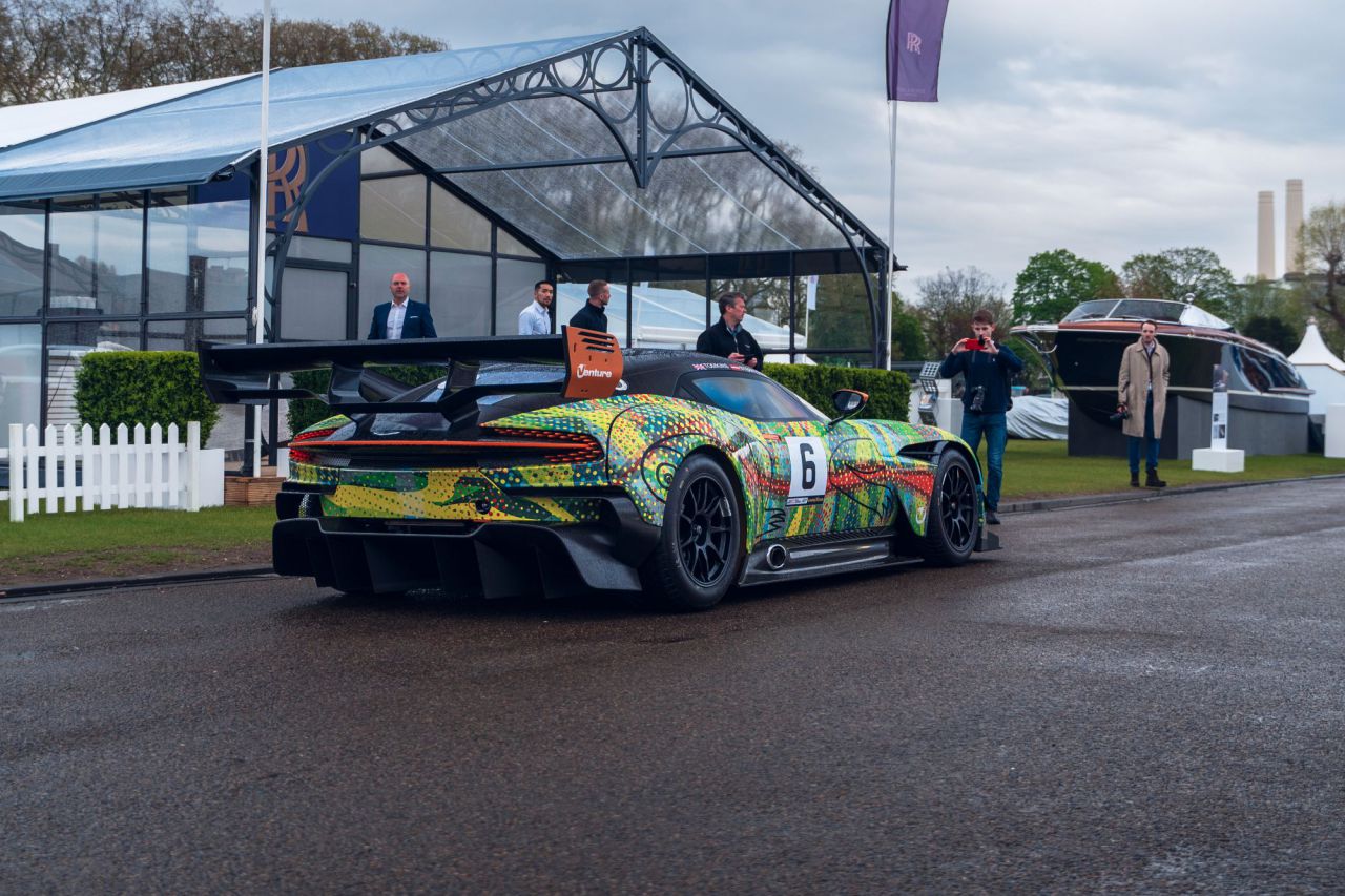 Reunión histórica de 13 Aston Martin Valkyrie en Salon Privé London