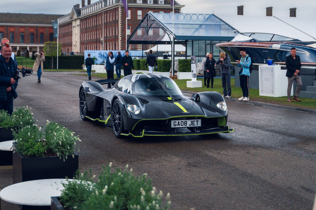 Reunión histórica de 13 Aston Martin Valkyrie en Salon Privé London