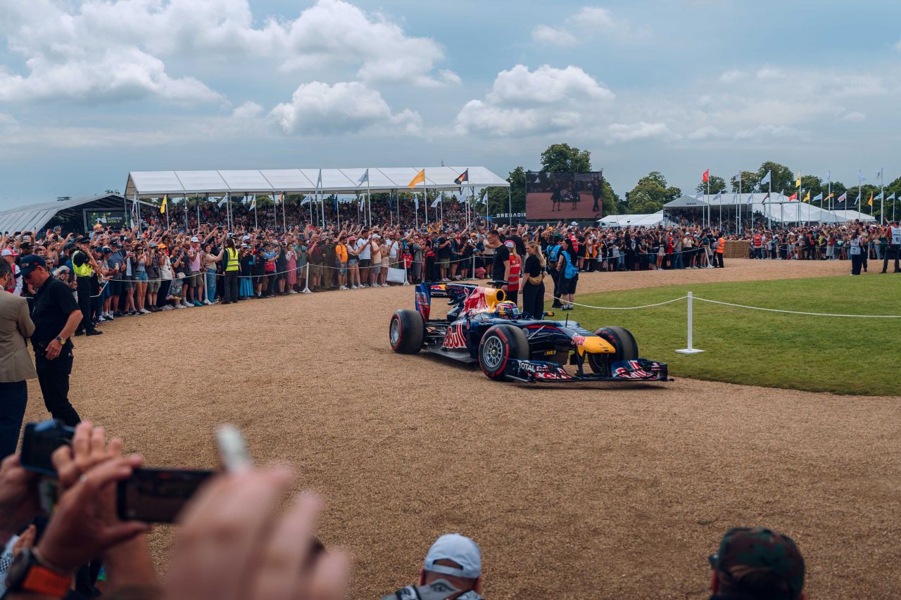 Mark Webber con el monoplaza RB6 en Goodwood House (Autor: Jorge El Busto)