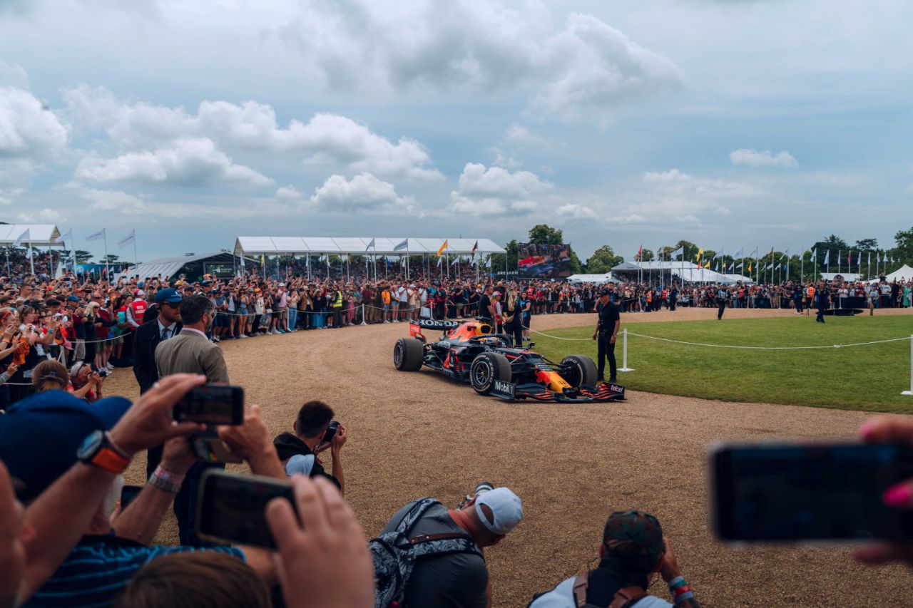 Max Verstappen con el monoplaza RB16B en Goodwood House (Autor: Jorge El Busto)
