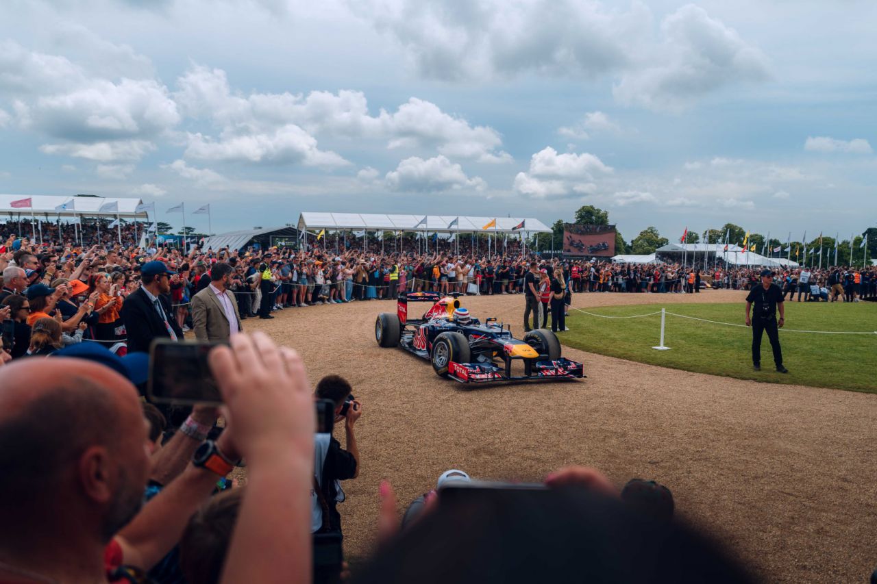 Christian Horner a manos del monoplaza RB8 en Goodwood House (Autor: Jorge El Busto)