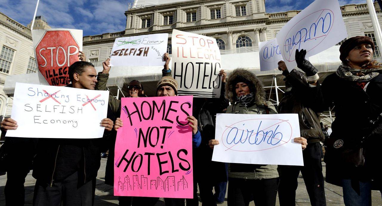 Manifestantes en contra de Airbnb