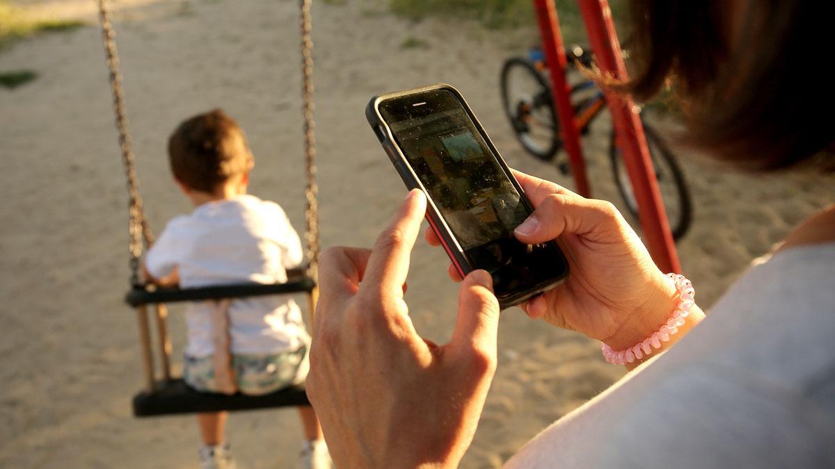 Un pueblo de Irlanda prohíbe el uso de teléfonos móviles a los menores de 13 años