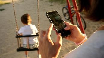 Un pueblo de Irlanda prohíbe el uso de teléfonos móviles a los menores de 13 años
