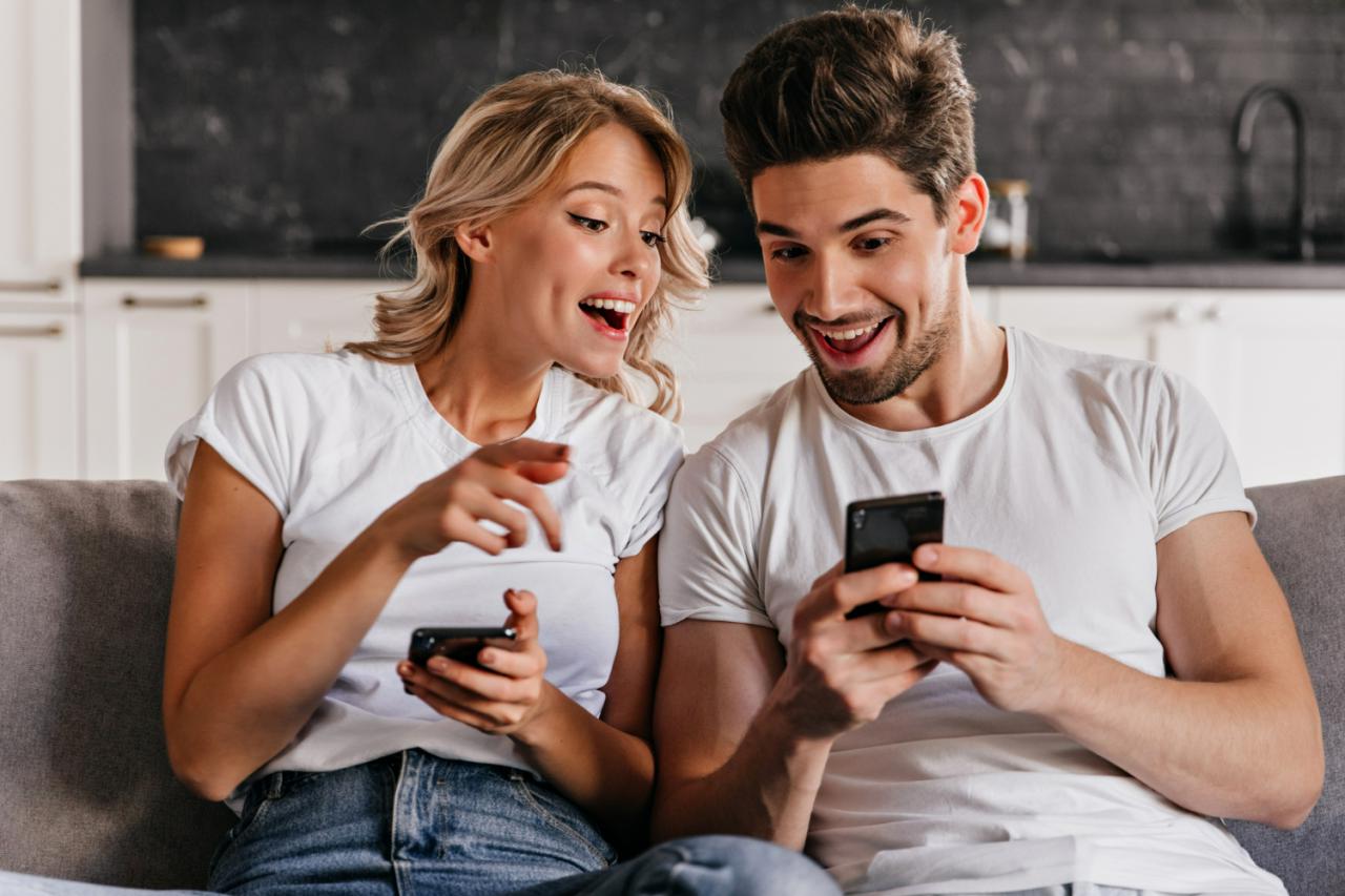El 70% de los españoles afirma que su pareja usa demasiado el móvil cuando están juntos