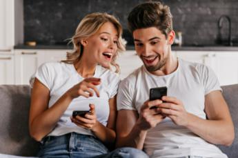 El 70% de los españoles afirma que su pareja usa demasiado el móvil cuando están juntos