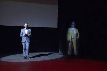 Jóvenes Tocados por la Publicidad, el primer festival co-presentado por un holograma
