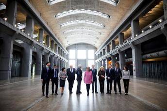 Ana Botella, alcaldesa de Madrid, y más personalidades inaugurando el Campus
(foto de El Mundo)