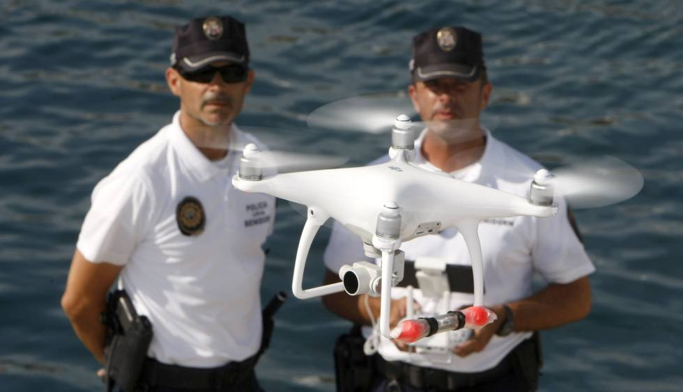 Un dron de vigilante de la playa en Benidorm