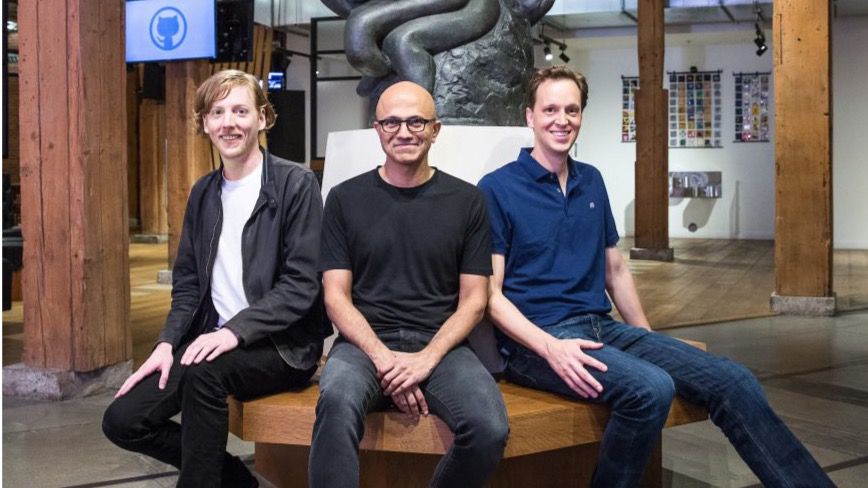 Chris Wanstrath, CEO y cofundador de Github; Satya Nadella, CEO de Microsoft; y Nat Friedman, vicepresidente corporativo de Microsoft, Developer Services