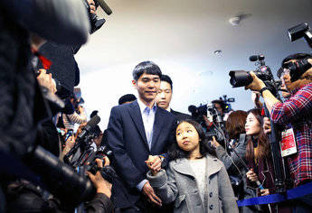 Lee Se-dol con su hija Lee Hye-lim yendo a enfrentarse a AlphaGo (fot:Reuters)