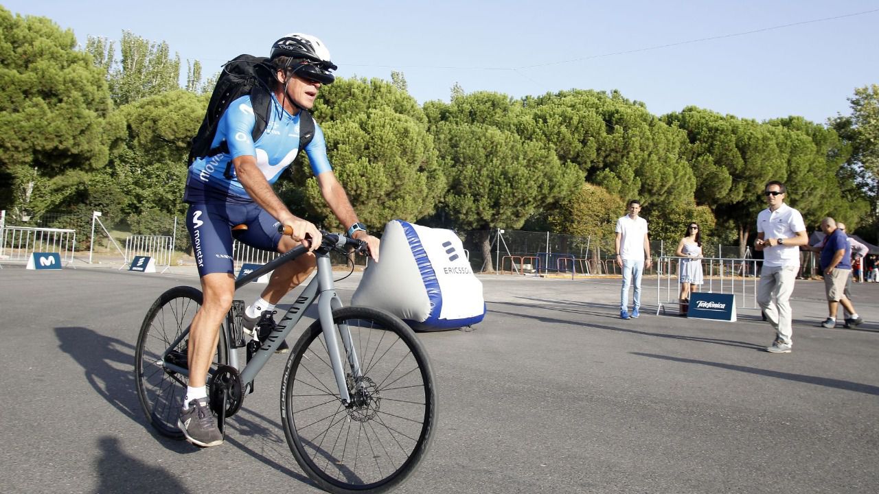 El ex ciclista y ganador del Tour de Francia de 1988 y de las Vueltas a España de 1985 y 1989, Pedro Delgado, realizando la demo