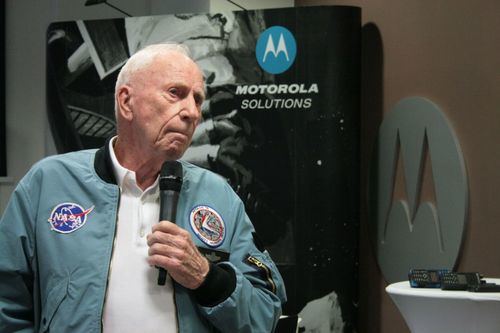 Alfred Worden narrando en las instalaciones de Motorola Solutions en Cracovia su experiencia con el primer paseo espacial de la historia