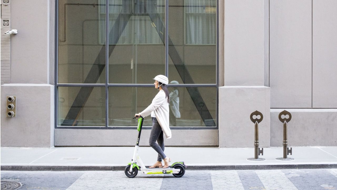 Una usuaria utiliza uno de los patinetes eléctricos de Lime